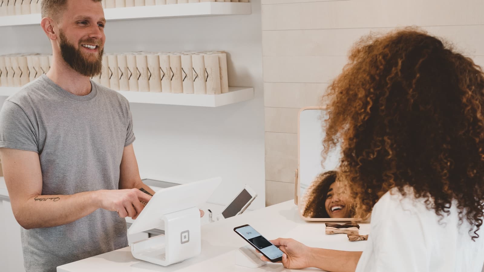 Client care efectuează o plată digitală într-un magazin